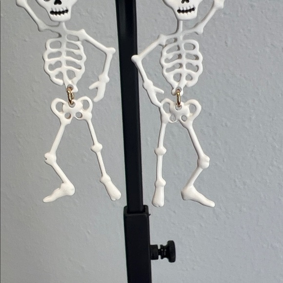 🎃 Dancing Skeleton Hoop Earrings - Picture 4 of 6
